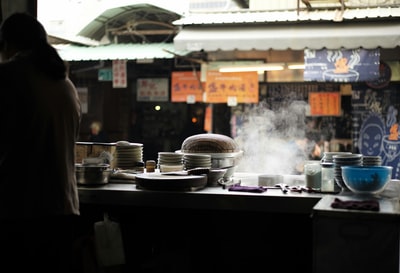 女人站在厨房的碗
